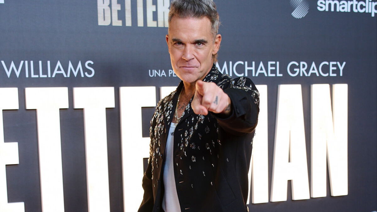 Robbie Williams überrascht Fans mit Straßen-Performance von 'Angels' in Sevilla