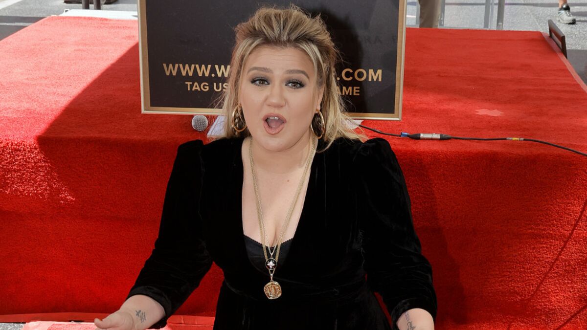 Kelly Clarkson stellt Doppelsingles \'mine\' und \'me\' vor