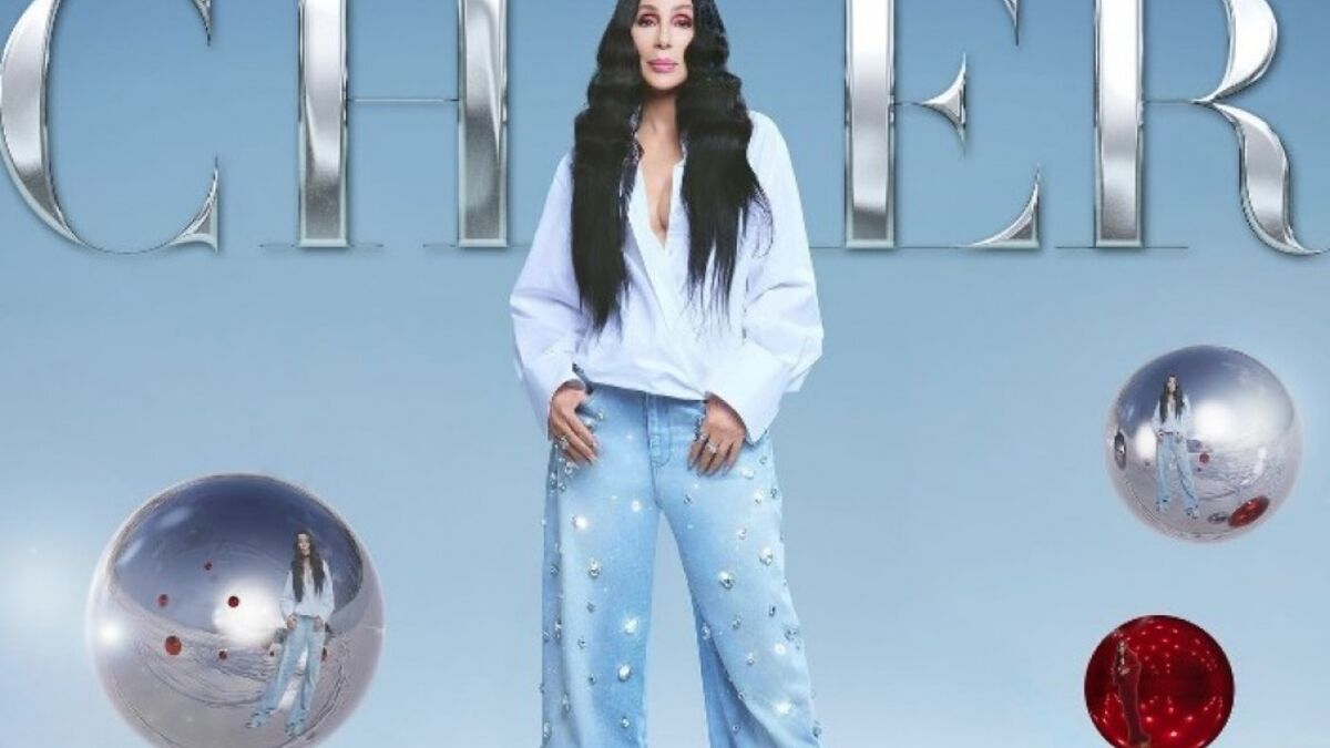 Cher tritt erstmals als Sängerin in Erscheinung