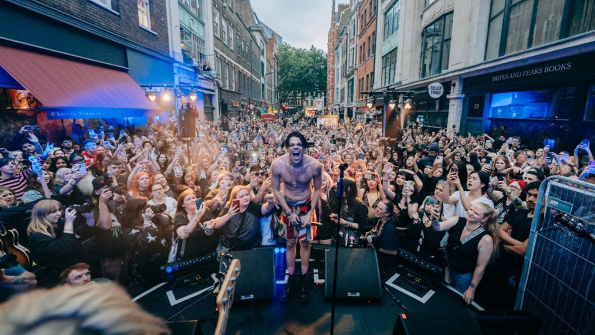 Yungblud: Überraschendes Konzert bei der Eröffnung seines Fanclubs in London